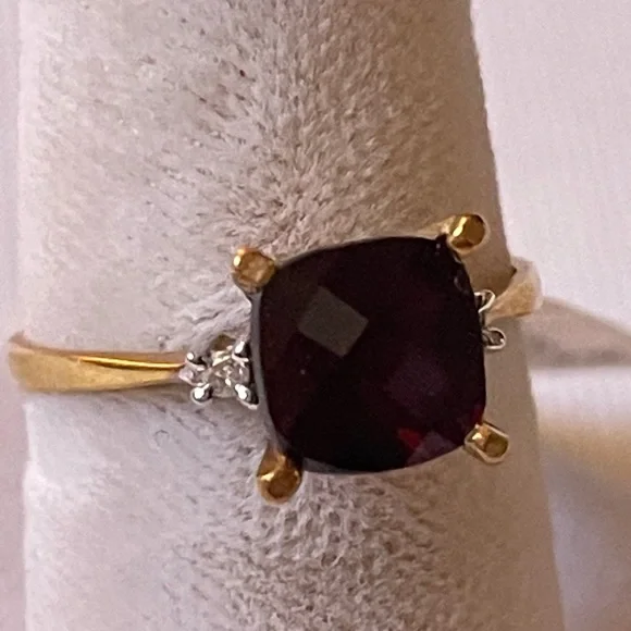 18K Yellow Gold 1.5 CTW checkered Garnet & Diamondsring size 6.5